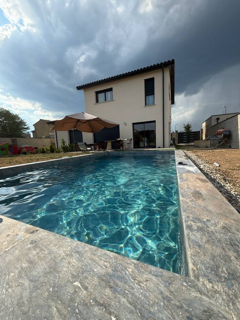 Coloris Vogue Urban de membrane armée Renolit Alkorplan posé par MJM Piscine à Valence